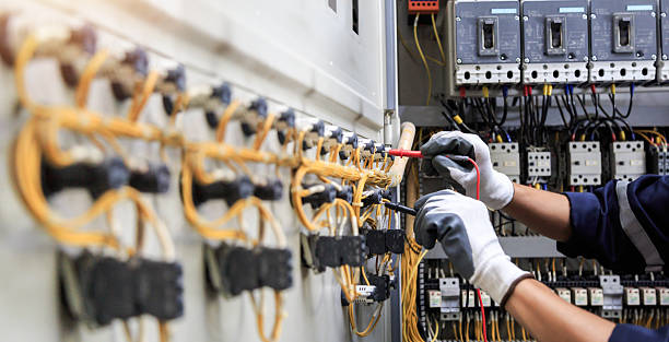 Professional Electrician technician working in Battle Creek, MI